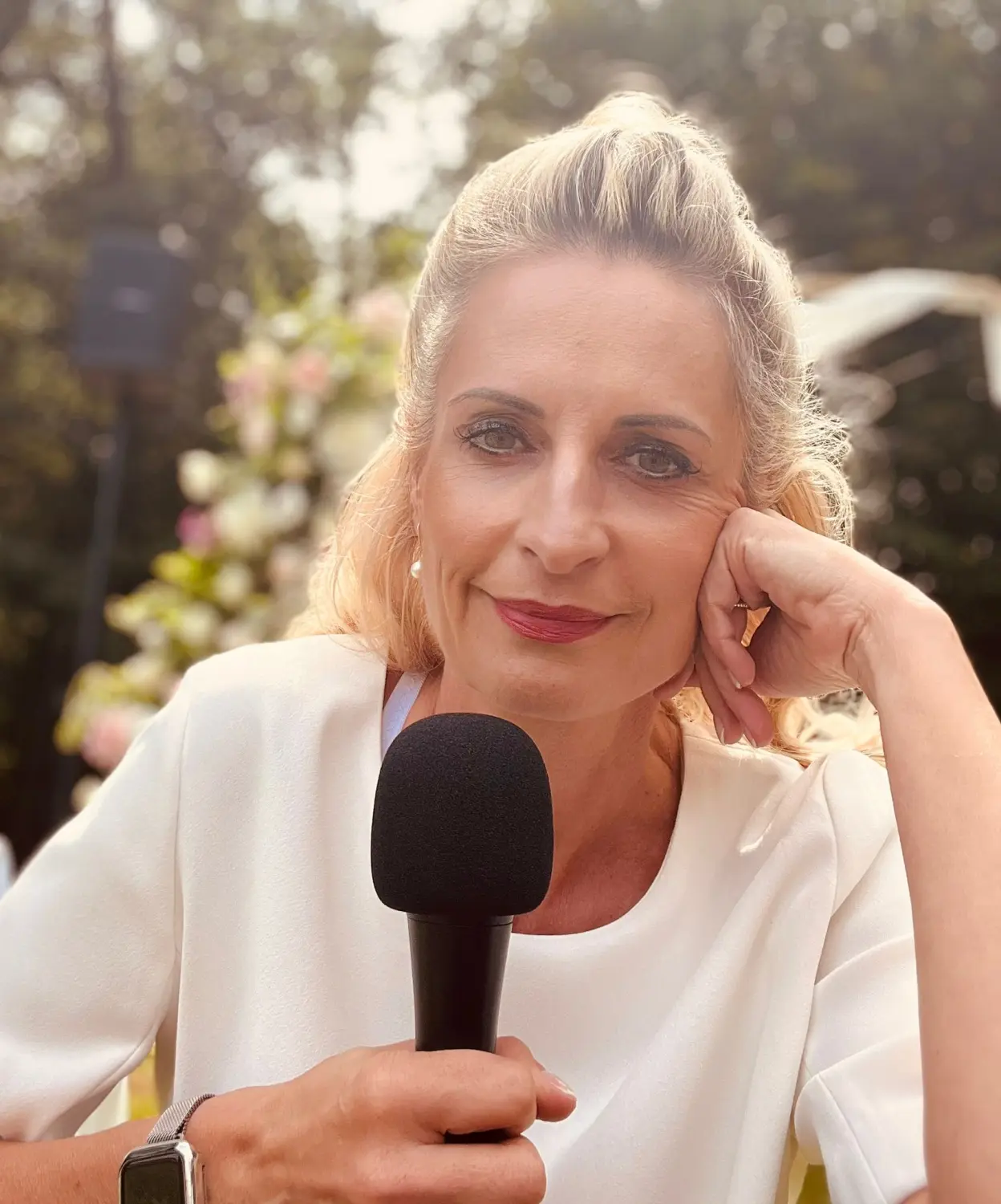 Mädchen singt bei Zeremonie von Ein Himmel voll Worte