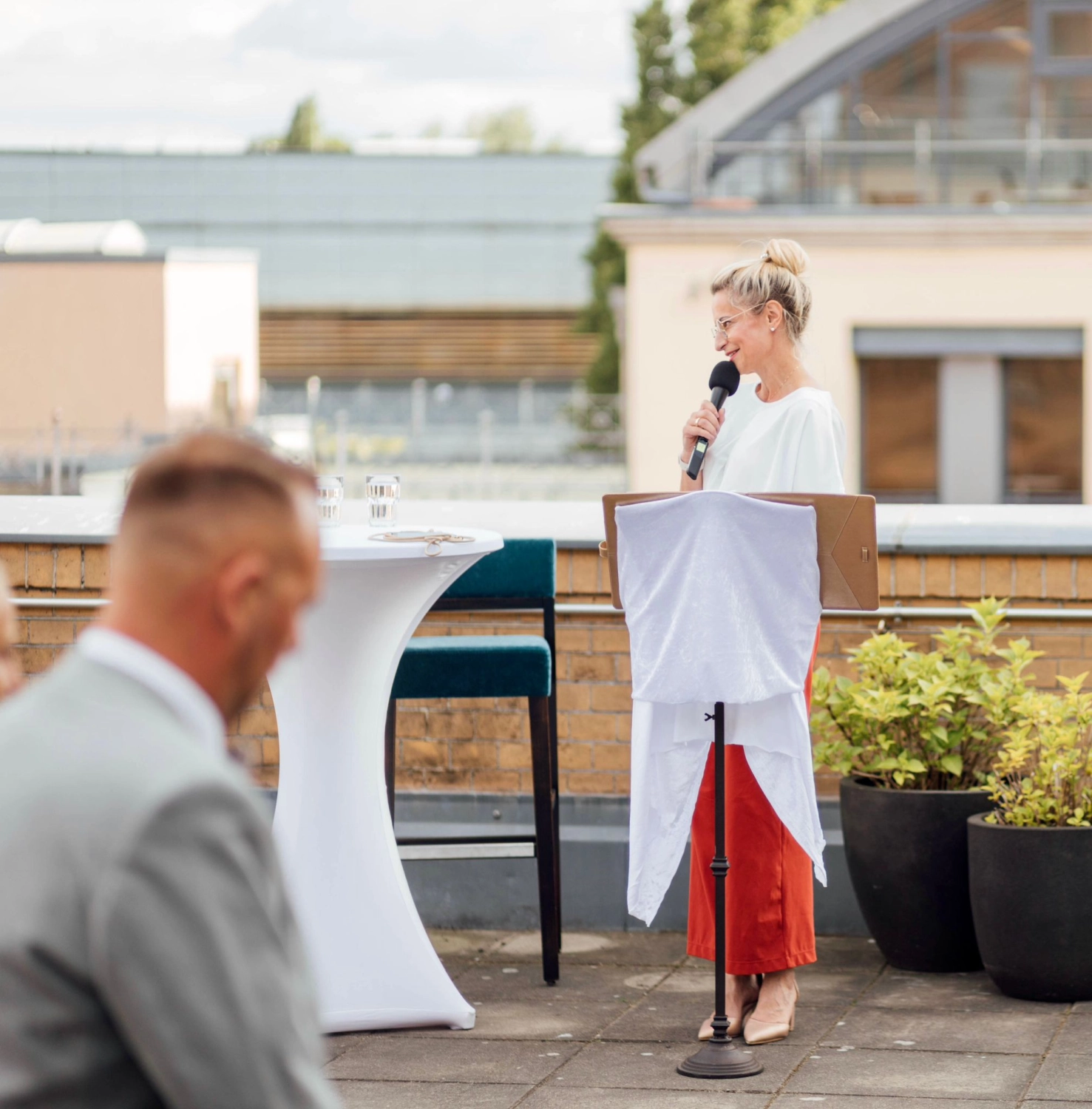 Mädchen singt bei Zeremonie von Ein Himmel voll Worte