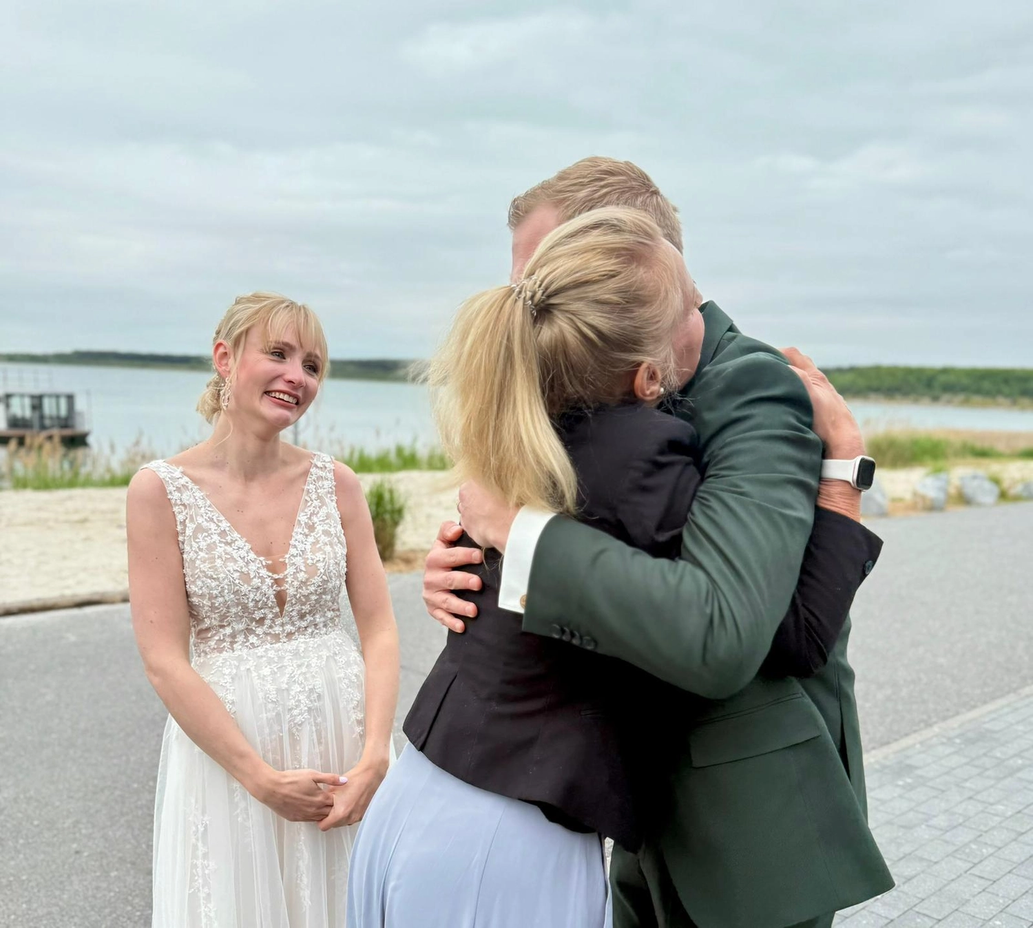 Mädchen singt bei Zeremonie von Ein Himmel voll Worte