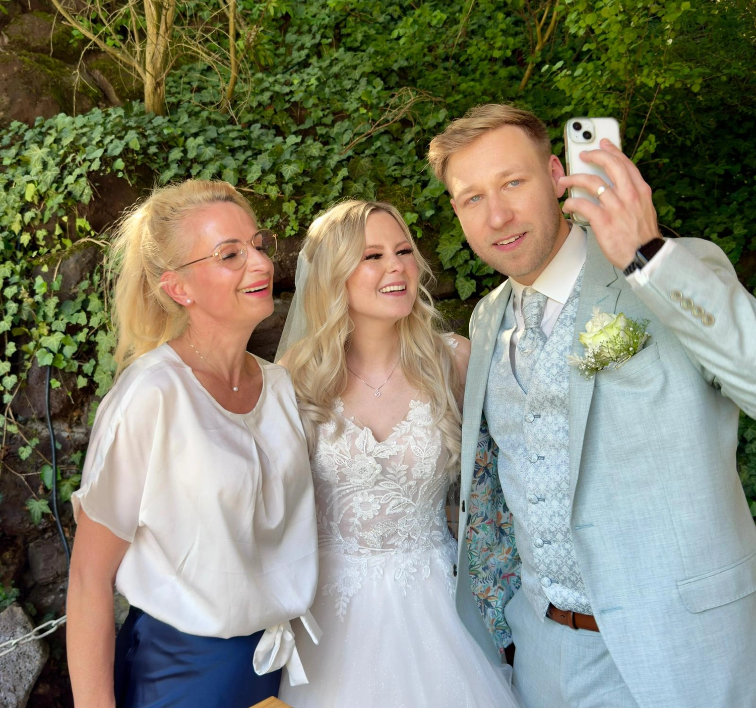 Mädchen singt bei Zeremonie von Ein Himmel voll Worte