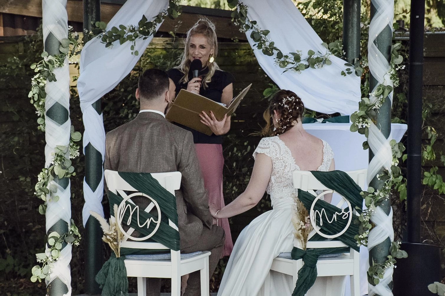 Mädchen singt bei Zeremonie von Ein Himmel voll Worte