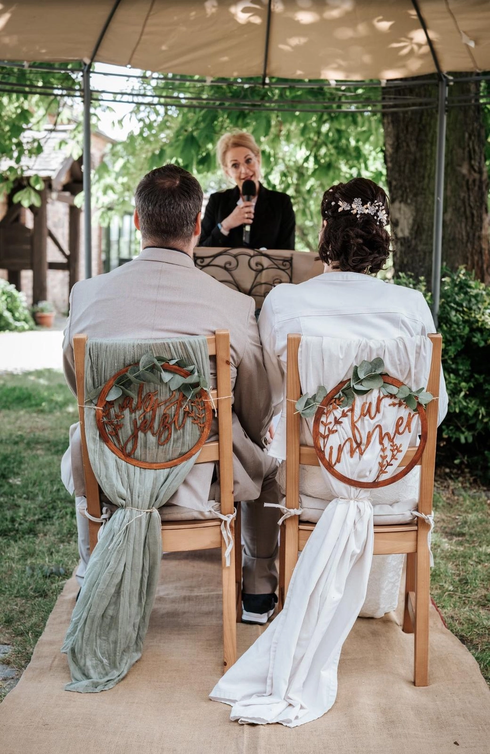 Mädchen singt bei Zeremonie von Ein Himmel voll Worte