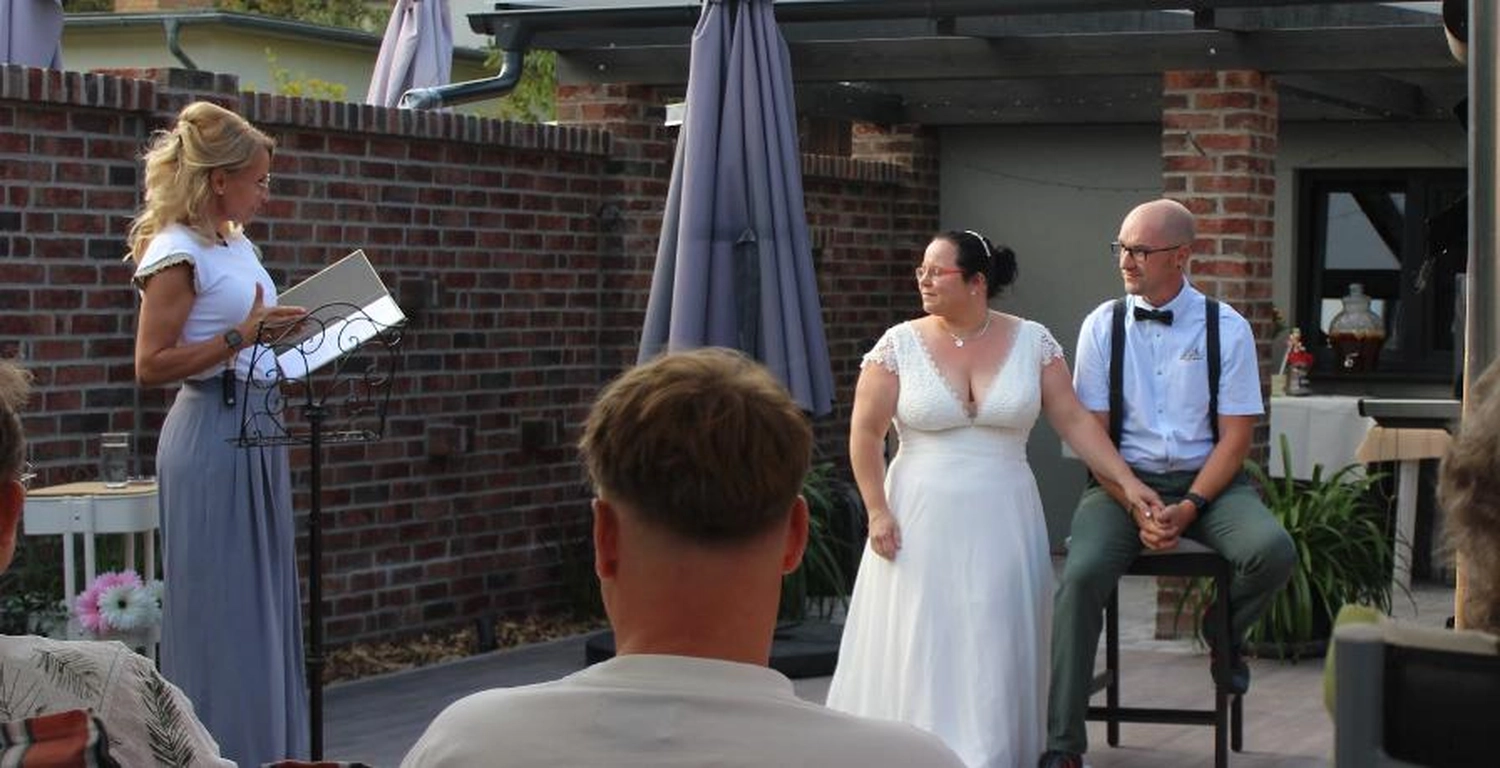 Mädchen singt bei Zeremonie von Ein Himmel voll Worte