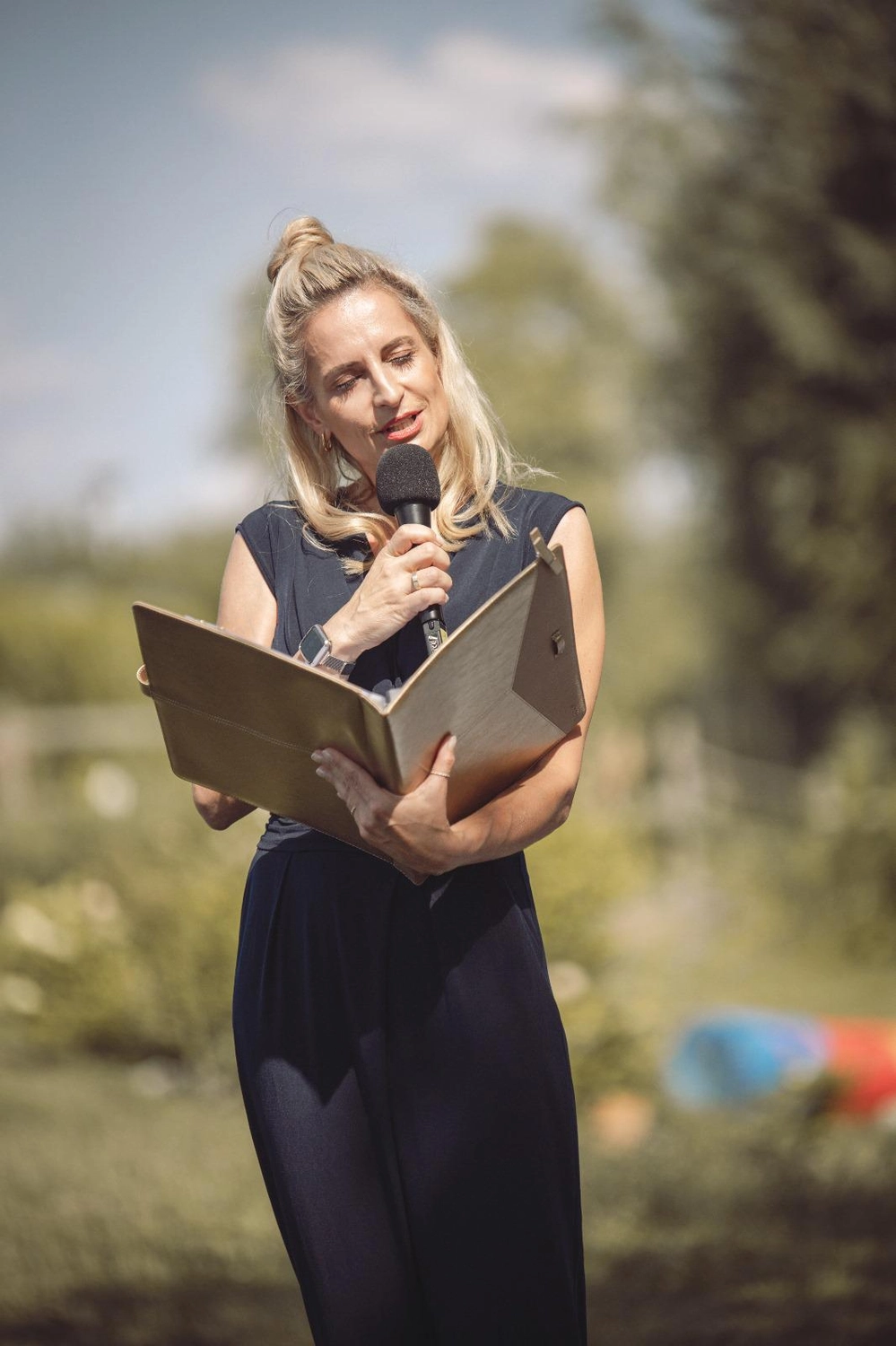 Mädchen singt bei Zeremonie von Ein Himmel voll Worte