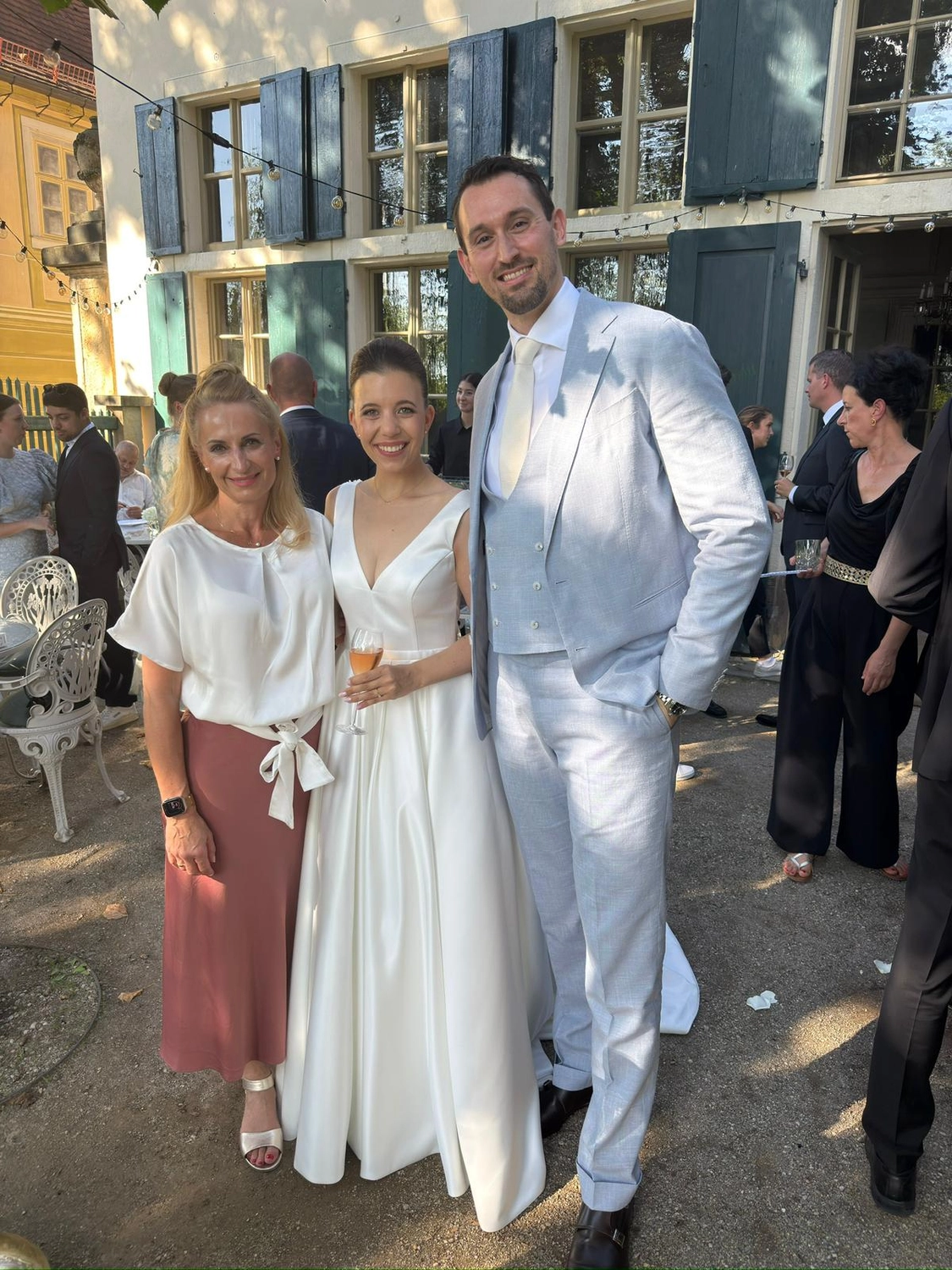 Mädchen singt bei Zeremonie von Ein Himmel voll Worte