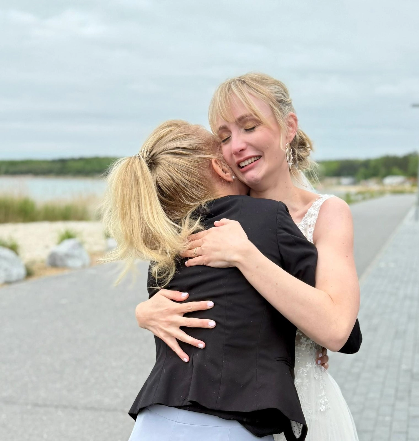 Mädchen singt bei Zeremonie von Ein Himmel voll Worte