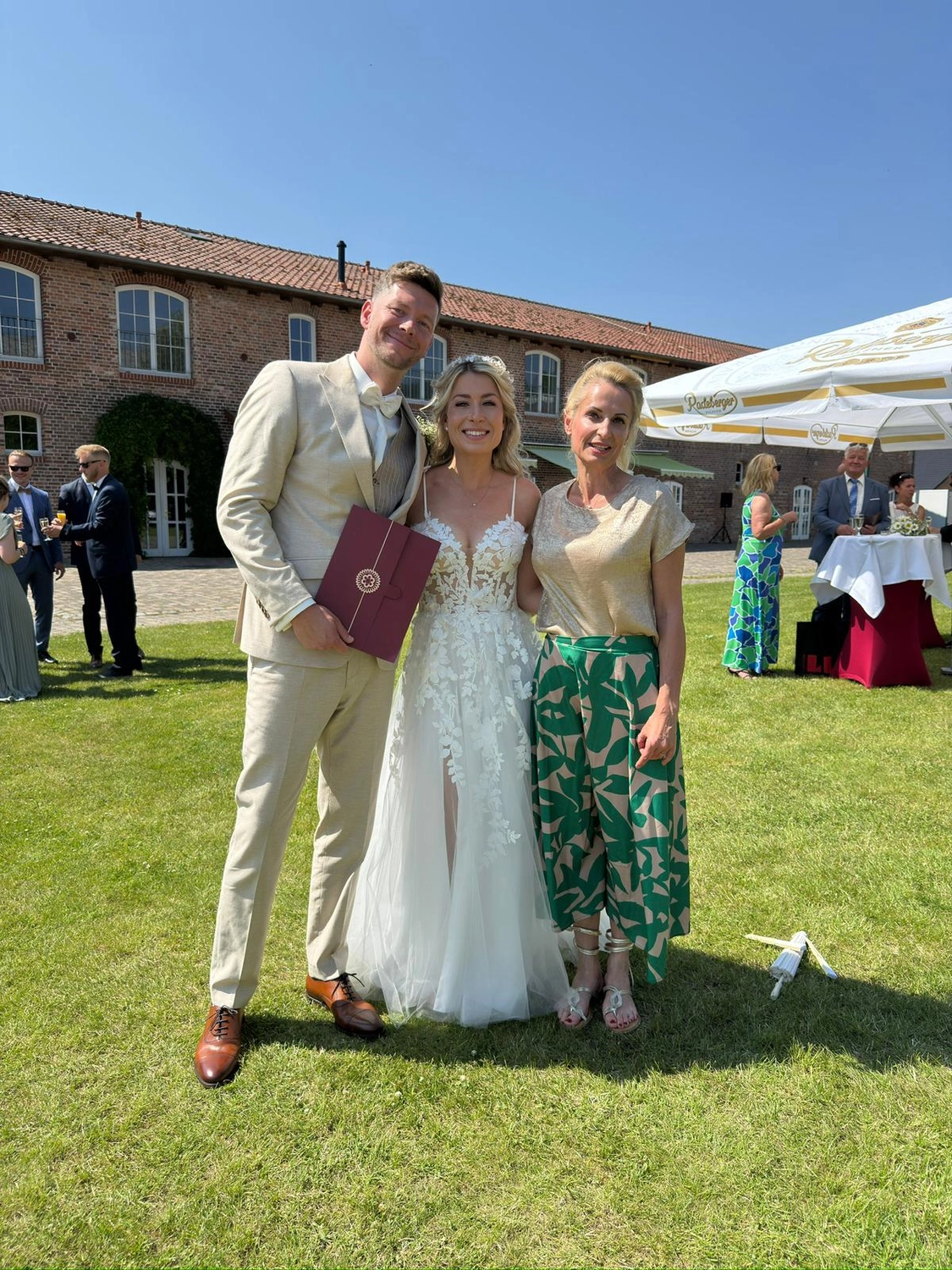 Mädchen singt bei Zeremonie von Ein Himmel voll Worte