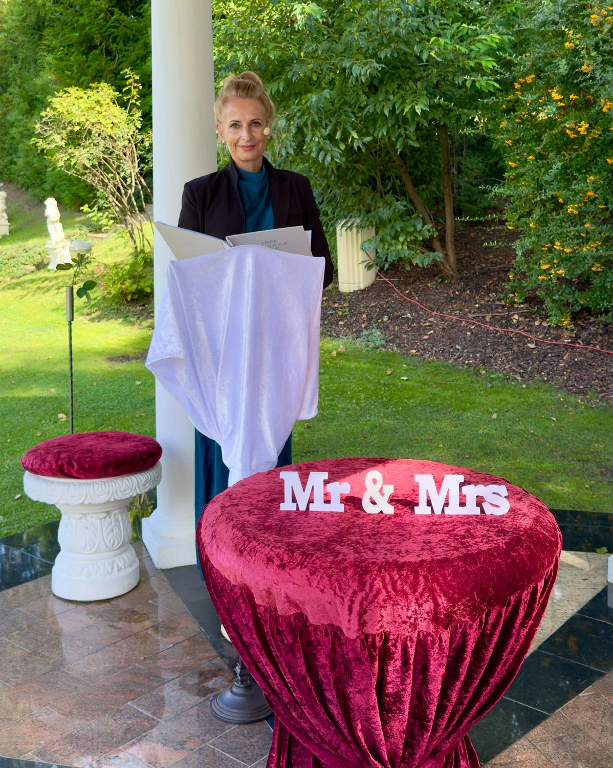 Mädchen singt bei Zeremonie von Ein Himmel voll Worte